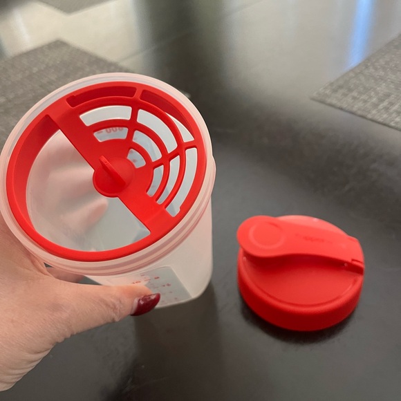 Tupperware Quick Shake Container - Picture 3 of 8